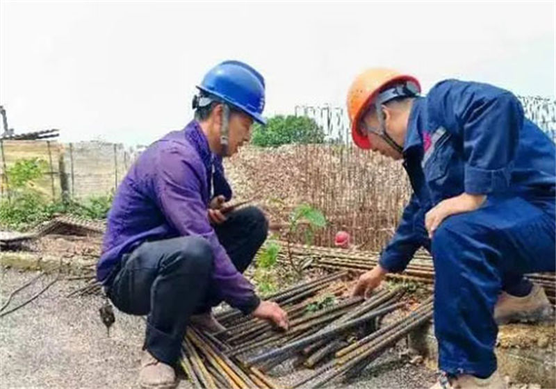 齐心协力解难题 团结互助显真情